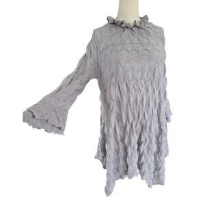 NWOT 1X Textured Tunic Top Gray Ruffle Neck Bell Sleeve Asymmetrical Hem